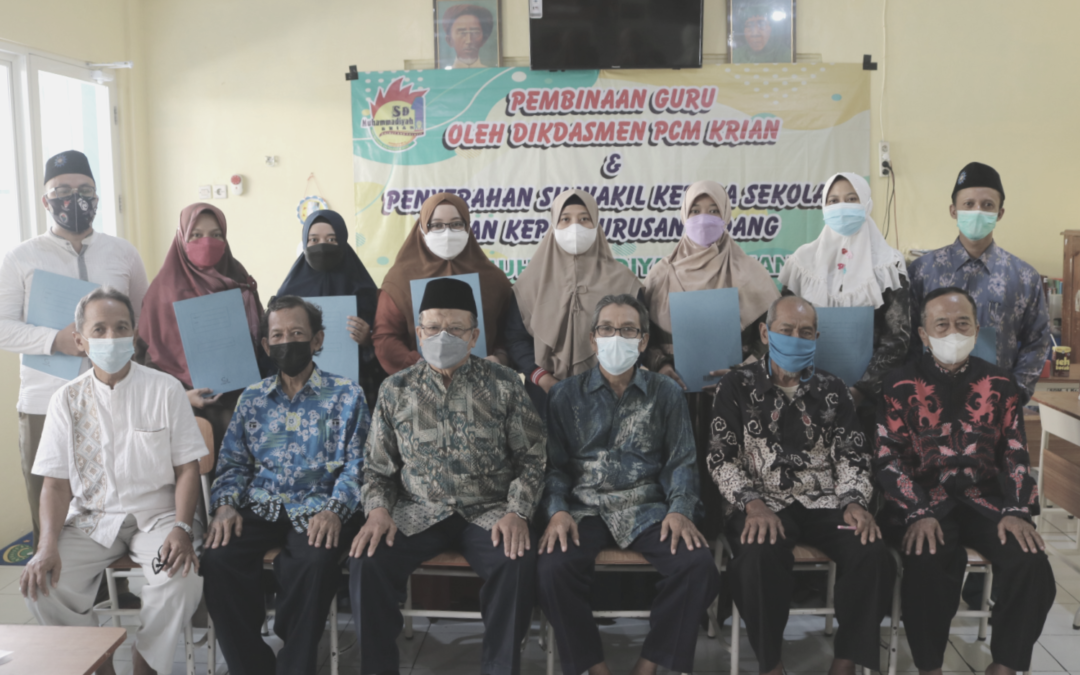 Penyerahan SK Wakil Kepala Sekolah dan Kepala Urusan SD Muhammadiyah 1 Krian 2021/2022